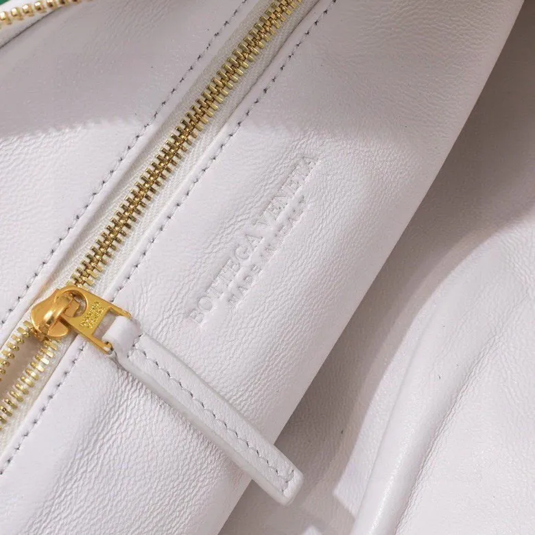 Batch 1460 BV Bottega Veneta 2022 Early Spring New Ladies Medium JODIE Handbag BV Bag 🔥The new method is to round the corners on the original basis and knot the round hobo bag with classic woven leather. The most iconic triangular pull-out design, using sheepskin draped soft shape, is super suitable for concave shapes~ Jodie feels really gentle to people, and is definitely the best item for daily matching. It has the same weave, new elements and twists, and is versatile. It is the new favorite of street style Internet celebrities! Size: 36*21*13 Model: 6697